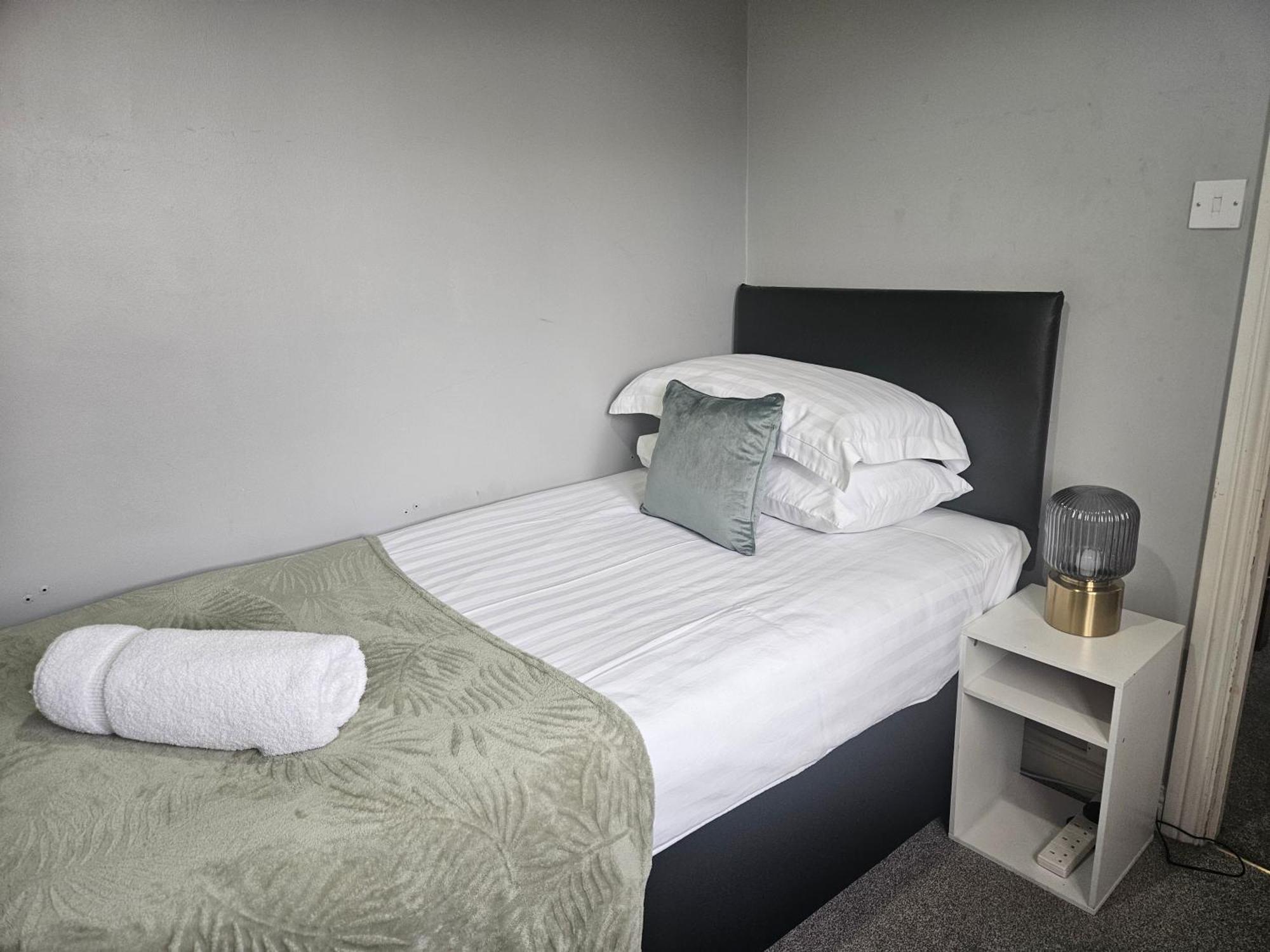 Binley With Parking - Perfect For Contractors, Families And Groups, Location Next To Shopping Park Holiday home *